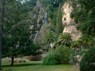 Parc de Villecroze, cascade et maisons troglodytes